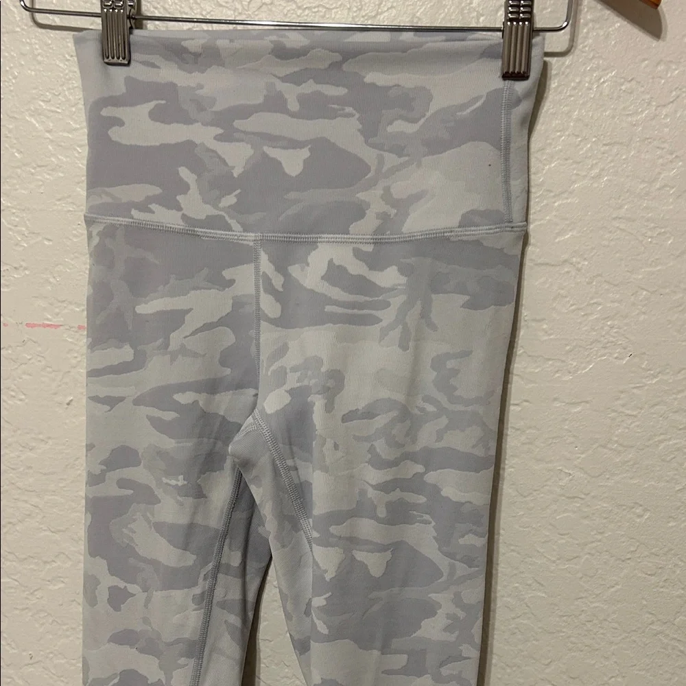 🚀Lululemon Athletica Light Gray Camo Leggings size 4 GUC